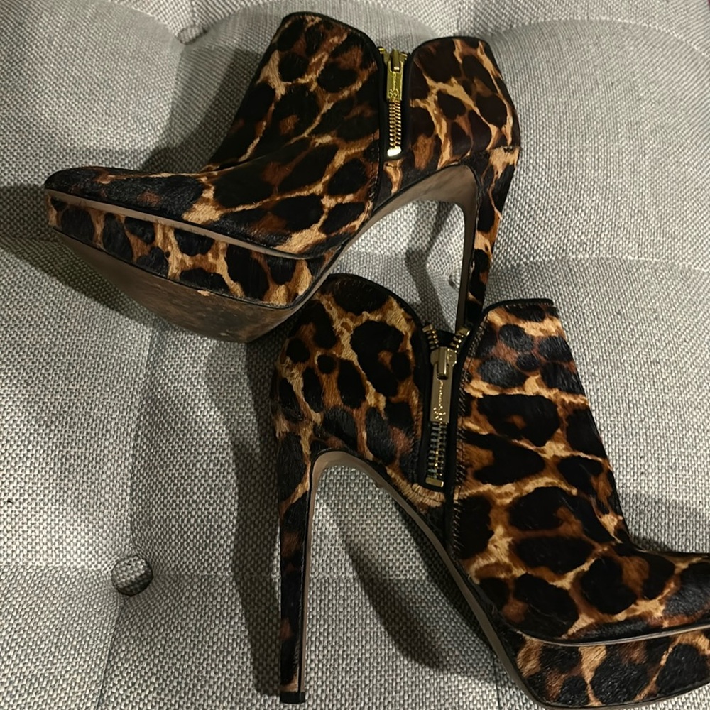 Jessica Simpson leopard booties ! Fur like texture. Size 7 1/2